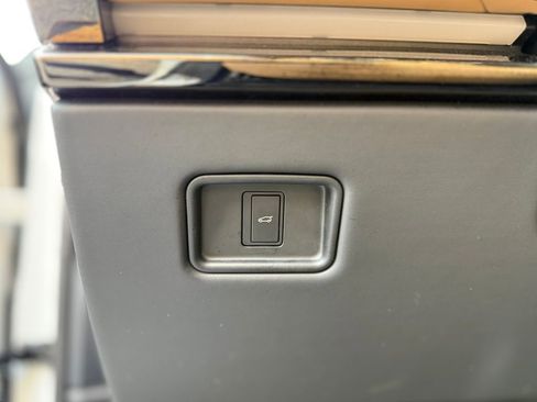 Used 2025 Land Rover Range Rover Sport SE image 22