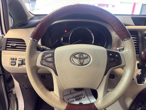 Used 2014 Toyota Sienna Limited w/ Limited Premium Package FWD image 18
