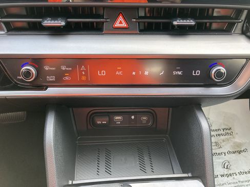 Used 2025 Kia Sportage EX image 17