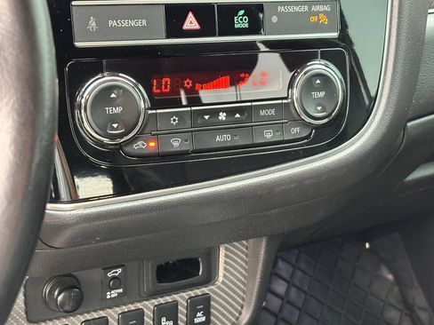 Used 2019 Mitsubishi Outlander 4WD Plug-In Hybrid image 26