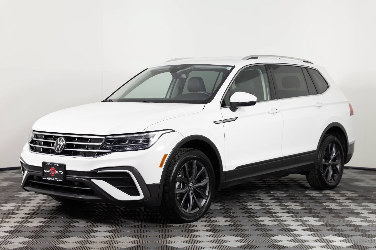 Used 2024 Volkswagen Tiguan SE AWD/4WD image 1