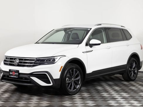 Used 2024 Volkswagen Tiguan SE AWD/4WD image 1