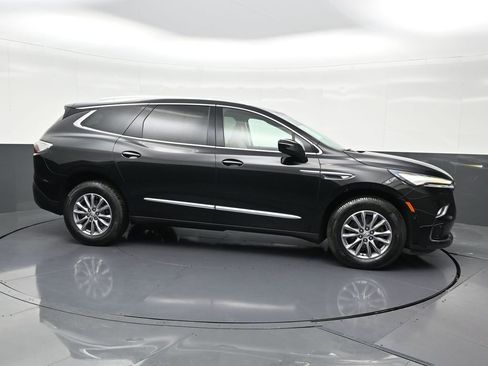 Used 2023 Buick Enclave Essence image 7