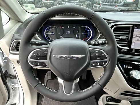 New 2024 Chrysler Pacifica Select image 18