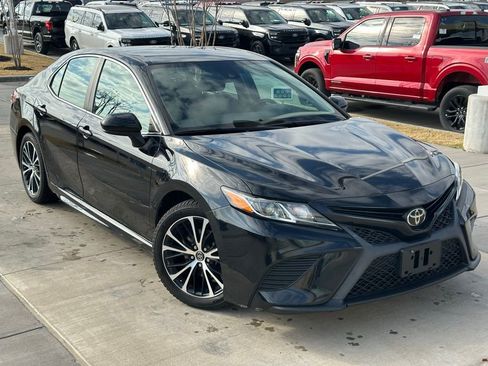 Used 2019 Toyota Camry L image 3
