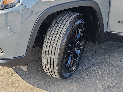 Used 2023 Jeep Cherokee Altitude Lux image 35