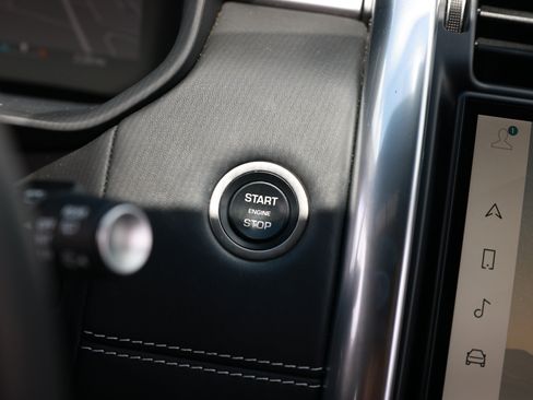 Used 2024 Land Rover Discovery Metropolitan Edition AWD/4WD image 43