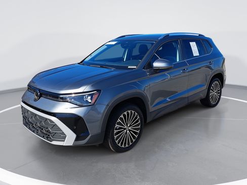 Certified 2025 Volkswagen Taos SE image 7