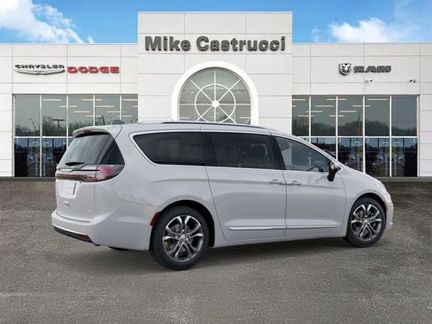 New 2026 Chrysler Pacifica Pinnacle image 5