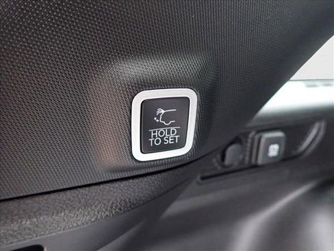 New 2025 Jeep Grand Cherokee Altitude image 9