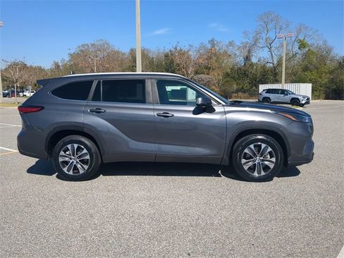 Certified 2023 Toyota Highlander XLE image 3
