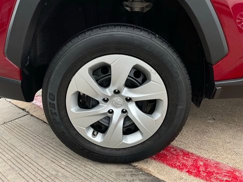 Used 2020 Toyota RAV4 LE image 9