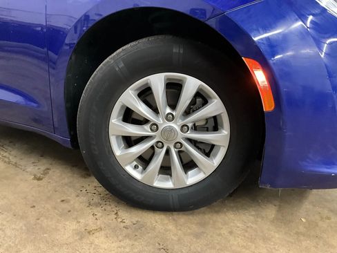 Used 2018 Chrysler Pacifica Touring Plus image 12