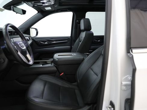 Used 2022 GMC Yukon XL Denali w/ Denali Premium Package AWD/4WD image 10