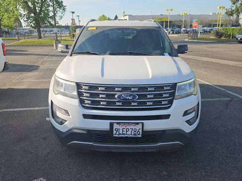 Used 2017 Ford Explorer XLT image 4