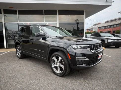 Used 2023 Jeep Grand Cherokee Limited w/ Luxury Tech Group II AWD/4WD image 2
