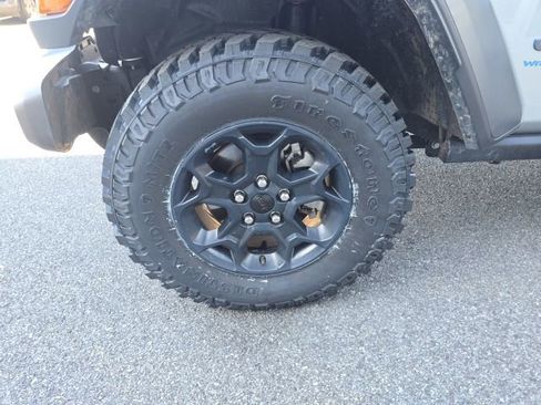 Used 2023 Jeep Wrangler Unlimited w/ Sun & Screen Package image 8