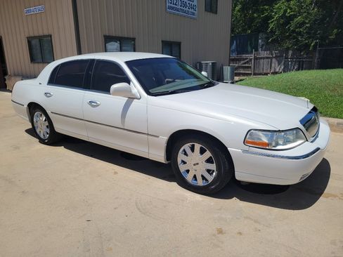 Used 2003 Lincoln Town Car Cartier RWD image 1