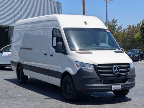 Used 2024 Mercedes-Benz Sprinter 2500 image 3
