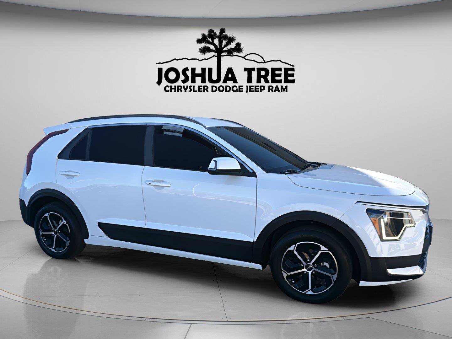 Used 2025 Kia Niro EX FWD image 1