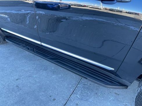 Used 2022 GMC Yukon XL SLT w/ SLT Premium Package image 18