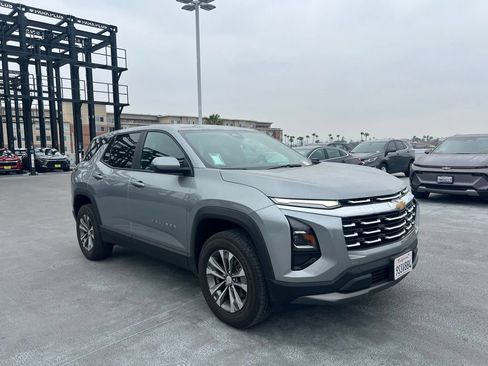 Used 2025 Chevrolet Equinox LT FWD image 3