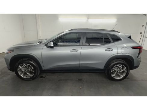 Used 2025 Chevrolet Trax LT w/ Driver Confidence Package FWD image 5