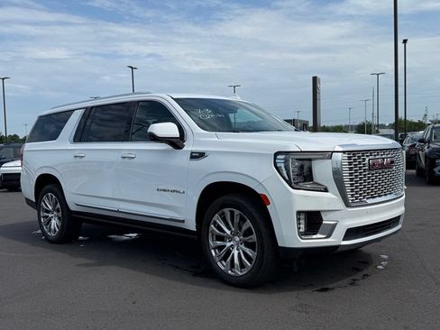 Used 2022 GMC Yukon XL Denali AWD/4WD image 3