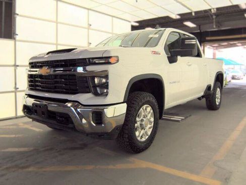 Used 2024 Chevrolet Silverado 2500 LT AWD/4WD image 16