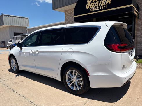 New 2027 Chrysler Pacifica Select FWD image 11