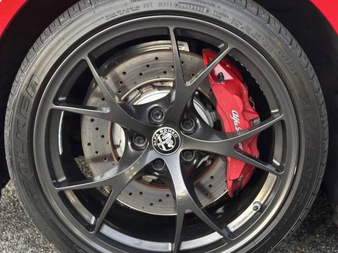 Used 2018 Alfa Romeo Giulia Quadrifoglio w/ Driver Assist Dynamic Package image 27