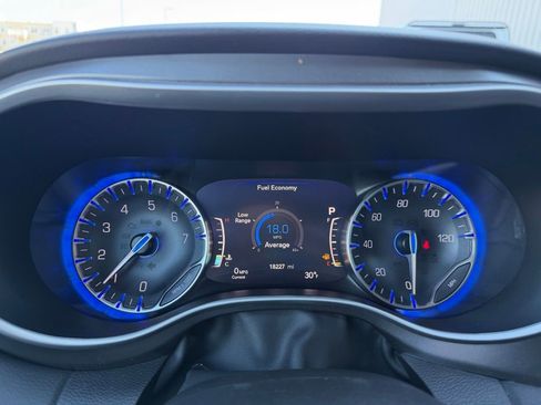 Used 2024 Chrysler Pacifica Touring-L image 9