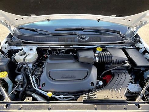 Used 2024 Chrysler Pacifica Touring-L image 10