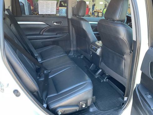Used 2019 Toyota Highlander XLE AWD/4WD image 39
