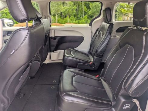 Used 2023 Chrysler Pacifica Touring-L FWD image 14