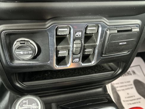 Used 2022 Jeep Wrangler Unlimited Sahara w/ Cold Weather Group image 26