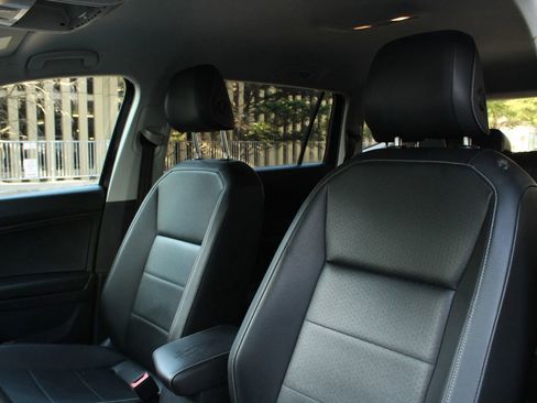 Used 2021 Volkswagen Tiguan SE image 17