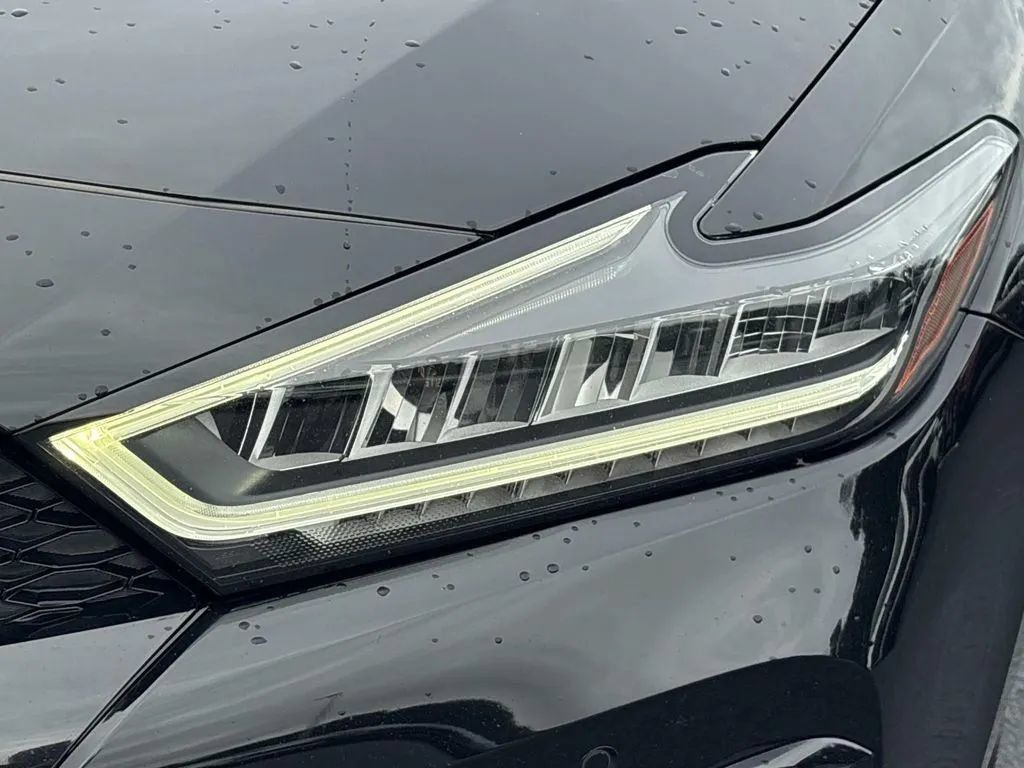 Used 2022 Nissan Maxima SR w/ Sport Mat Group FWD image 9