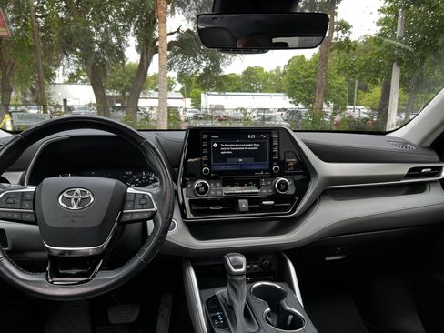 Used 2021 Toyota Highlander XLE AWD/4WD image 33