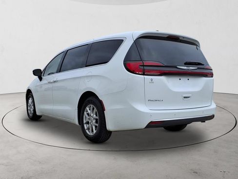 Used 2024 Chrysler Pacifica Touring-L FWD image 7