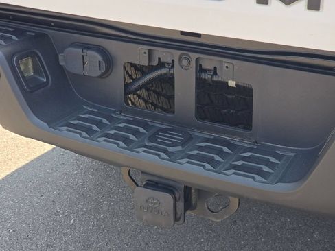 Used 2022 Toyota Tacoma TRD Off-Road w/ Technology Package AWD/4WD image 18