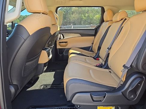 Used 2024 Kia Carnival LX image 17