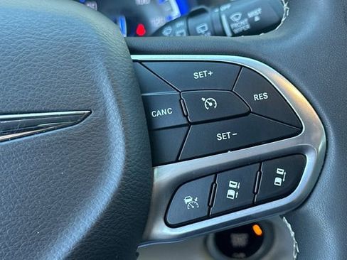 Used 2024 Chrysler Pacifica Touring-L image 27