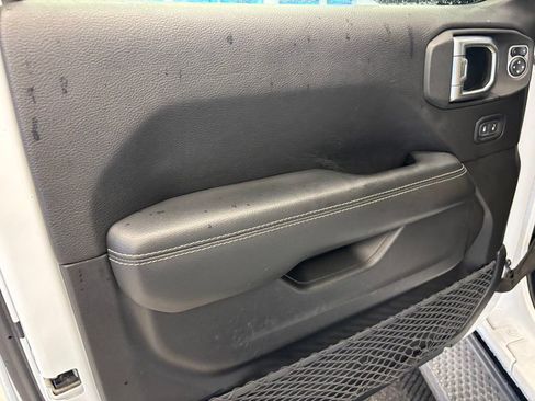 Used 2019 Jeep Wrangler Unlimited Sahara image 14