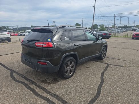 Used 2017 Jeep Cherokee Latitude w/ Comfort/Convenience Group AWD/4WD image 4