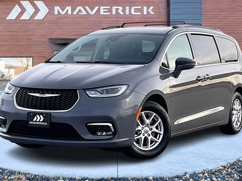 Used 2022 Chrysler Pacifica Touring-L image 3