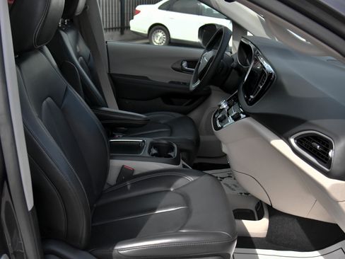 Used 2023 Chrysler Pacifica Touring-L image 51