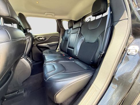 Used 2019 Jeep Cherokee Latitude Plus FWD image 19