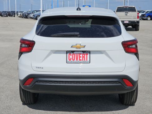 Used 2026 Chevrolet Trax LS w/ LS Convenience Package FWD image 5