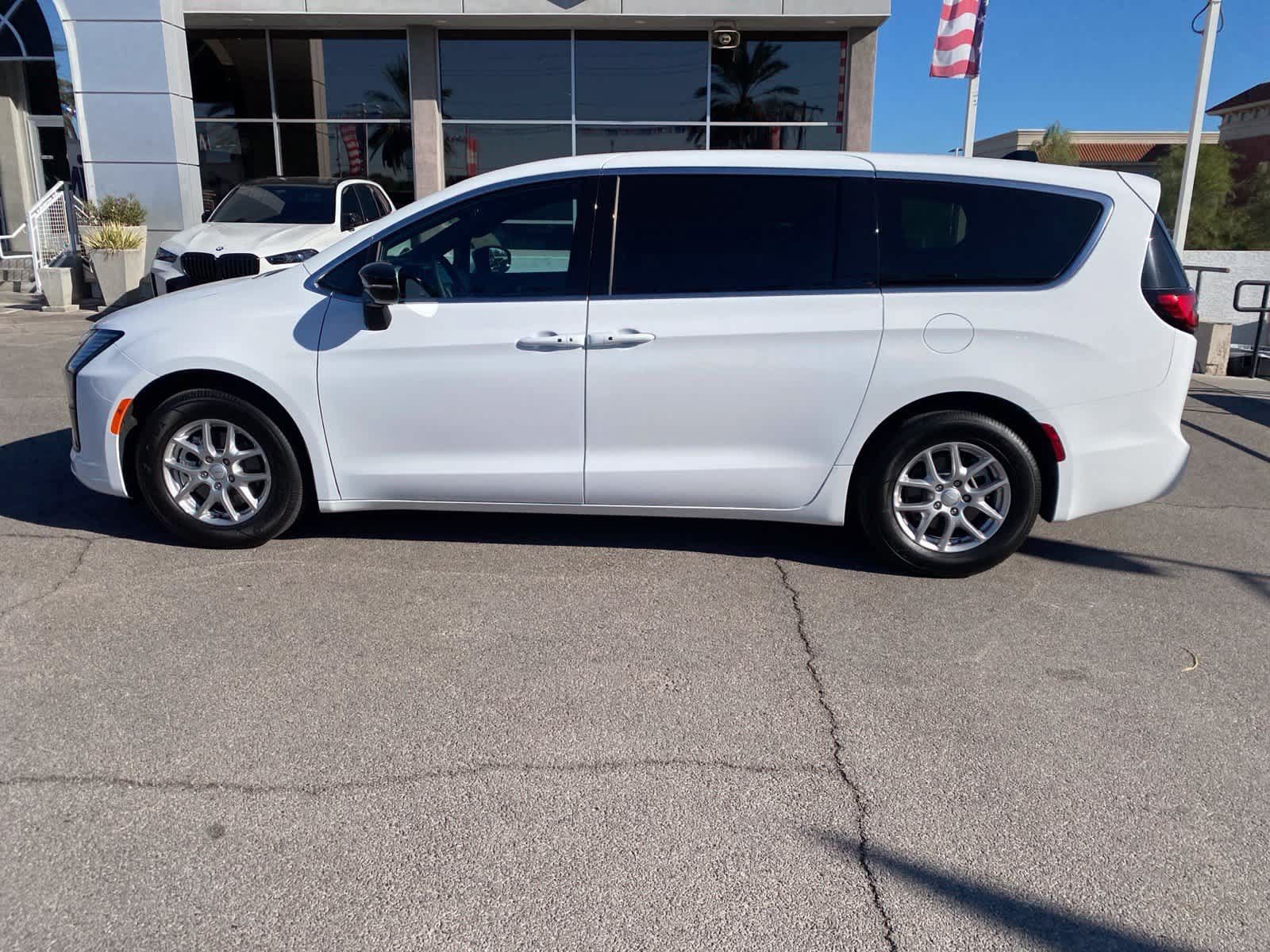 Used 2027 Chrysler Pacifica Select w/ Family Tech Group FWD image 9